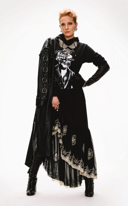 На Елене: плащ Saint-Tokyo, худи Dsquared2, платье Tanya Kotegova, серьги и подвеска Lanvin, воротник из цепей Оff, перчатка Chanel, браслеты