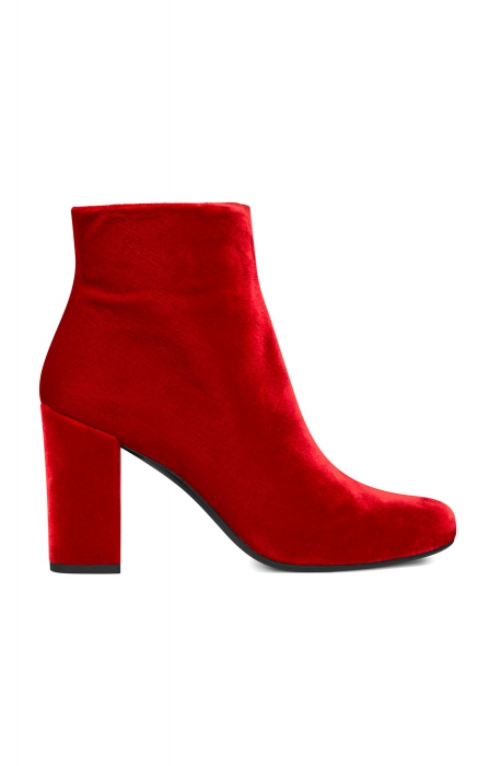 Бархатные ботильоны Saint Laurent, 47200 руб. (ДЛТ)
