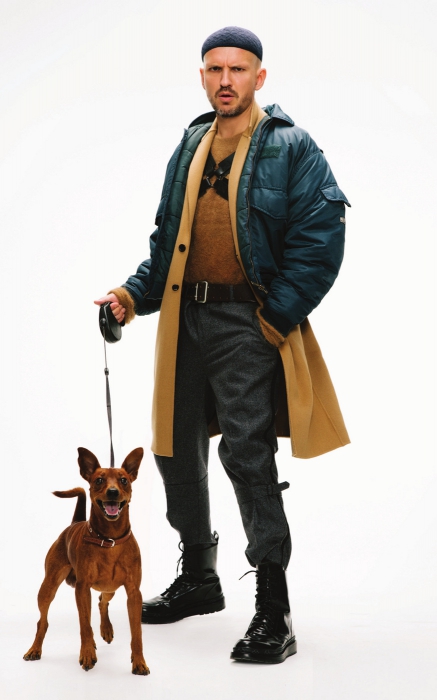 На Владимире: свитер Acne Studio, портупея Asya Malbershtein, пальто Joseph, бомбер — собственность Владимира, брюки Alexander McQueen, ботинки Louis