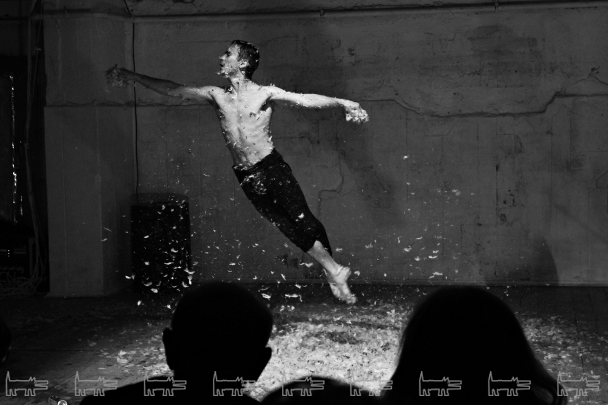 Четверг, 6 октября Нурбек Батулла вновь представит Казани моноспектакль My Nuriev. Премьера постановки состоялась в рамках фестиваля молодой режиссуры