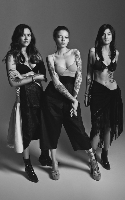 На Екатерине Смирновой: браслеты Alexander McQueen, казаки H&M Studio. На Славене Вене: боди «Дефиле», кюлоты Ianis Chamalidy, босоножки Saint