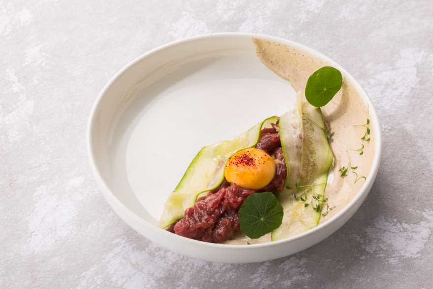 Говяжья вырезка с клюквенным соусом, можжевеловый кремом и цуккини