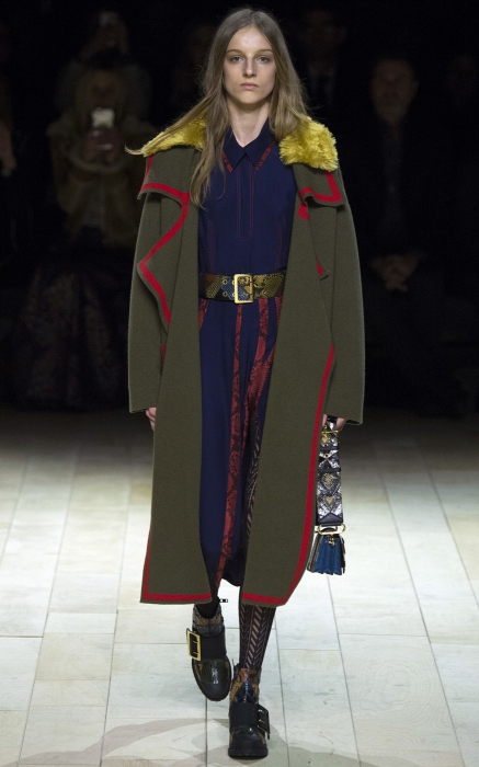 Пальто Burberry, около 230 000 руб. (Burberry