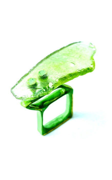 Кольцо «Крыло». Битое стекло с берега Финского залива, латунь, холодная эмаль