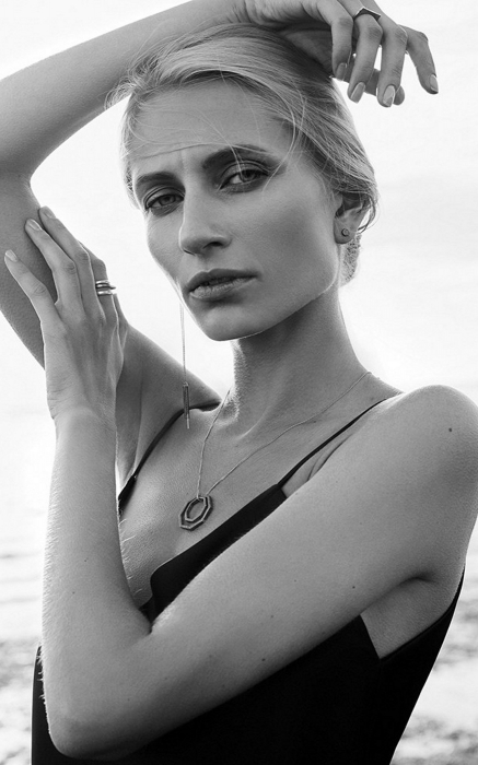 Наташа в украшениях Sneba