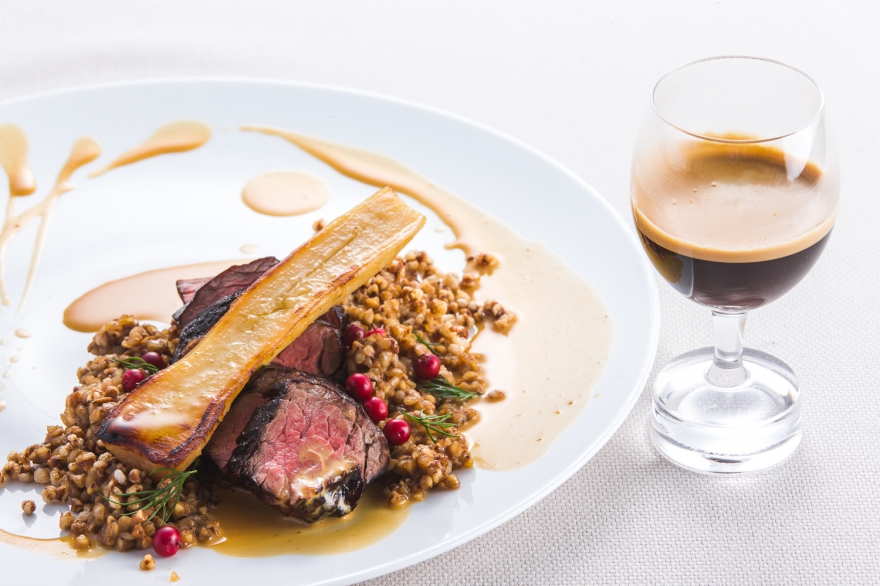 Говядина с брусникой и поп-корном из гречи