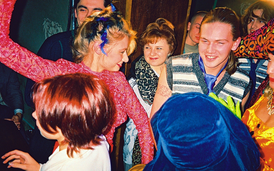 Показ дизайнера Владимира Бухинника в ночь «визита» ОМОНа. В центре – модельер Ирина Танцурина