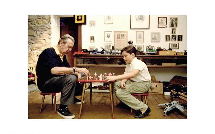 Восьмилетний Георгий со своим дедом, великим князем Владимиром Кирилловичм, в его имении в Сен-Бриаке, 1989 год