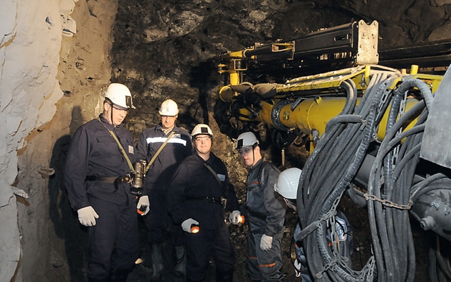 Цесаревич Георгий Михайлович (третий слева) на руднике "Комсомольский" в Норильске, 24 апреля 2009 года