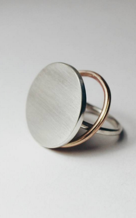 Кольцо #Most. Арт-металл-студию основали выпускницы СПбГХПА имени Штиглица Полина Митяева и Маша Опоцкая и помимо изготовления минималистичных
