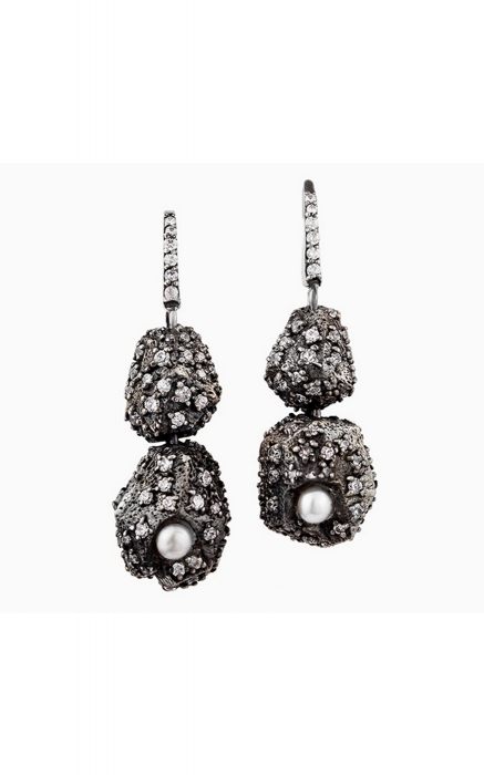 Название серег P.O.S. от Amova расшифровывается как Piece of Shit, что иронично намекает на необработанную поверхность металла.