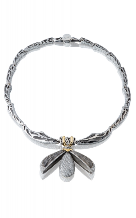 Колье «Жук» в единственном экземпляре: под инкрустированными крыльями скрыты паве на 28,5 карат и цен­тральный желтый бриллиант в 6 карат.