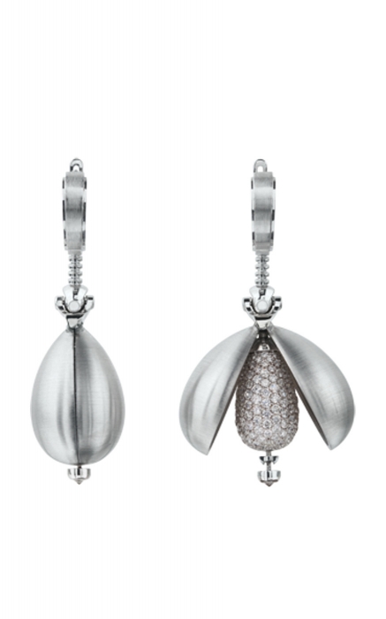 В устройстве серег «Капли» — карданные соединения с шариками, которые позволяют элементам двигаться в разных плоскостях. Очень долго не по­лучалось