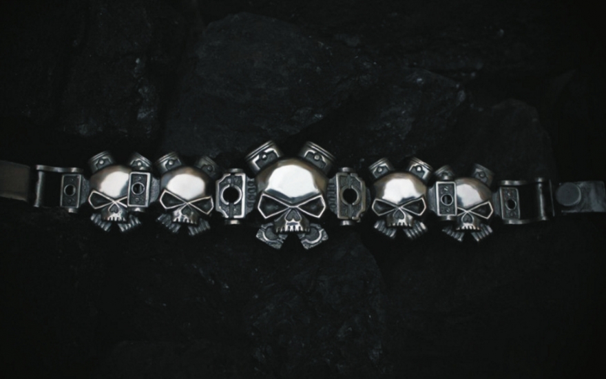 Еще один бывший студент СПбГХПА имени Штиглица — Александр Буланов — говорит о своей линии Beard & Bones так: «Не пушистые и не ванильные авторские