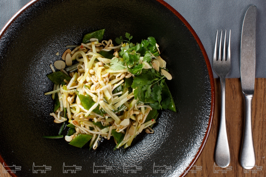 Салат с молодым горошком и ростками пшеницы