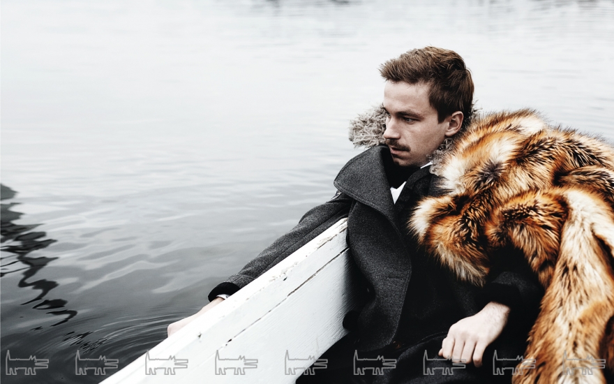 Рубашка Brunello Cucinelli, жилет Orgueil, пуловер Avant Toi, пальто и шуба Dries Van Noten, галстук Flower me
