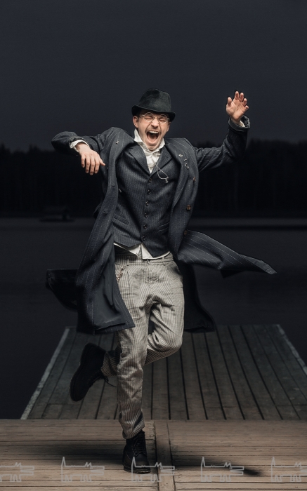 Рубашка и значки Alexander McQueen, пальто, жилет и ботинки Brunello Cucinelli, брюки Barena, шляпа и карабин no name, очки Giorgio Armani, подвеска