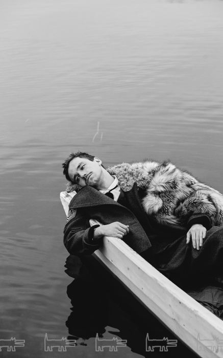 Рубашка Brunello Cucinelli, жилет Orgueil, пуловер Avant Toi, пальто и шуба Dries Van Noten, брюки Dsquared2, галстук Flower me