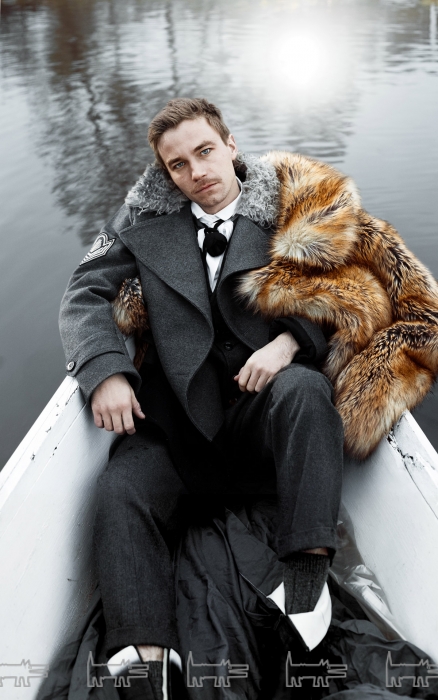 Рубашка Brunello Cucinelli, жилет Orgueil, пуловер Avant Toi, пальто и шуба Dries Van Noten, галстук Flower me