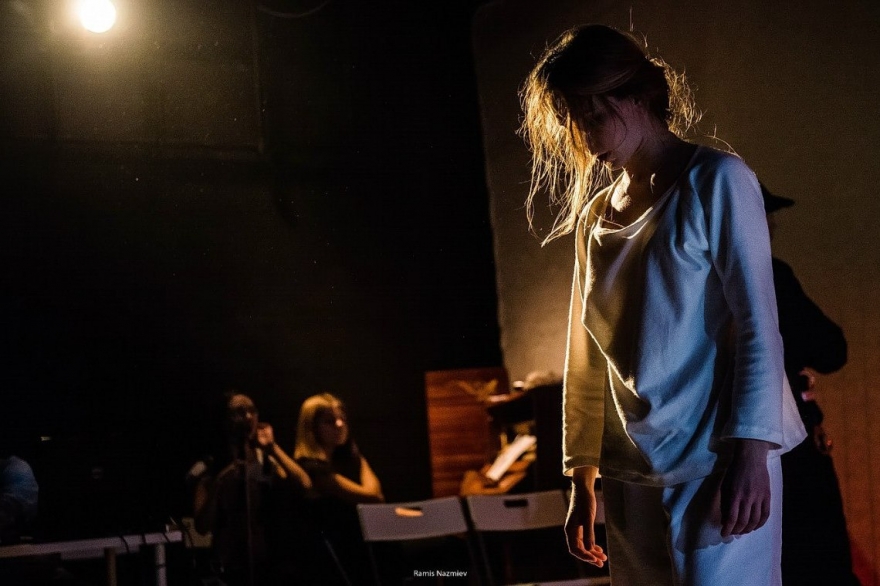 Четверг-пятница, 17-18 ноября Седьмая премьера «Угла» - это пластический спектакль Símul (с лат. – Вместе), совместная работа хореографов Александры