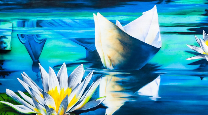 Символ фестиваля бумажный кораблик, родившийся в прошлом году, в нынешнем появился еще в нескольких городах, в том числе в Оренбурге на улице Чкалова