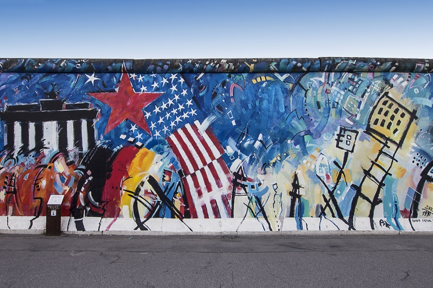 Берлин В Берлине, особенно в восточной его части, сложно найти «непорочный» фасад здания. Хотя формально власти борются с граффитчиками, на деле