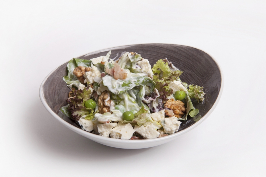 Легкий салат из капусты ромейн с сельдереем, беконом, горошком и грецким орехом