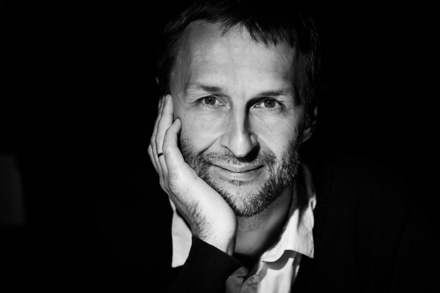 Пятница, 25 ноября Александр Маноцков в третий раз за год приедет в Казань, чтобы спеть с казанцами застольные песни на стихи русских поэтов последних