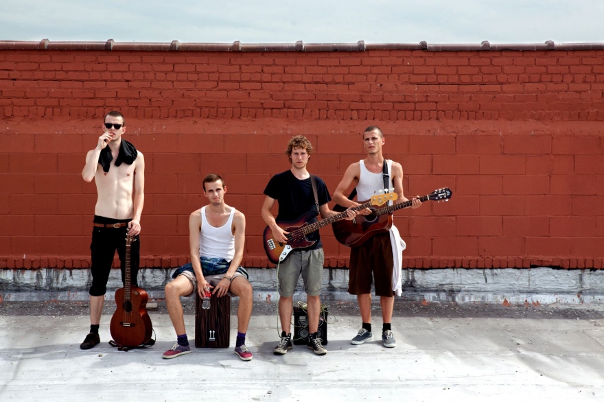 Пятница, 25 ноября Датчане Brothers Moving, а именно три брата Кноблаух и басист Нилс Соренсен, стали звездами Youtube, выступая на Юнион-сквер в Нью