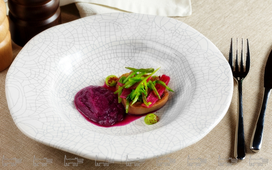 Телячий язык с синей капустой и зеленым горошком - 310 руб.