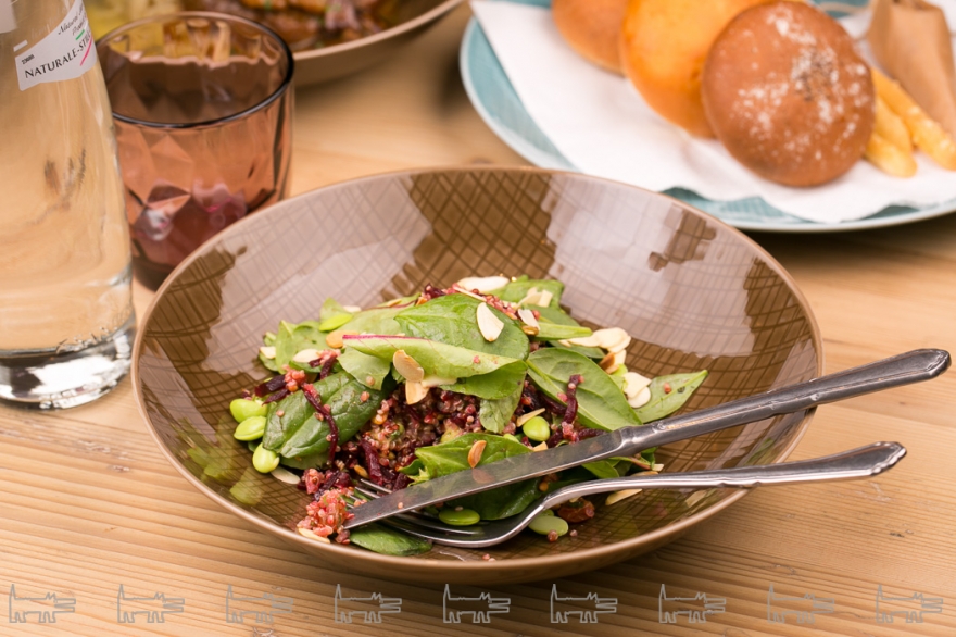 Салат с бобами эдамаме и миндалем.