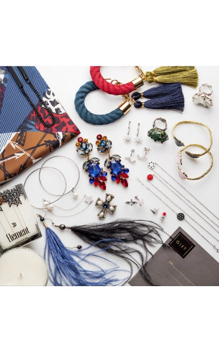 Подвеска Natalia Bryantseva (5 000 рублей), кольцо Moonka (3 800 рублей), серьги SkaSka (5 600 рублей), свеча Element (4 000 рублей), платок Olga