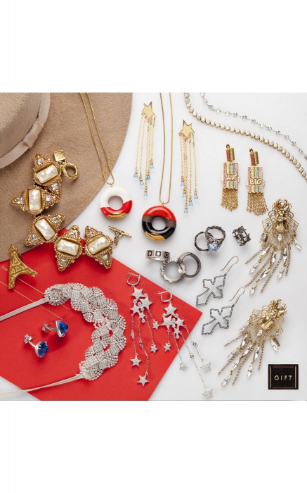 Шляпа Sodade (21 000 рублей), винтажный браслет (16 000 рублей), серьги Wishing On a Star (35 000 рублей), серьги-кресты Annagramejewellery (38 000