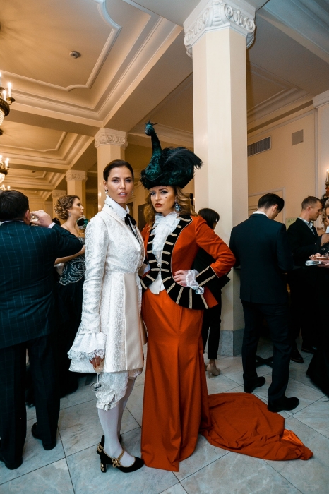 Ксения Лукаш и Виктория Шелягова (в костюме Leonid Alexeev)