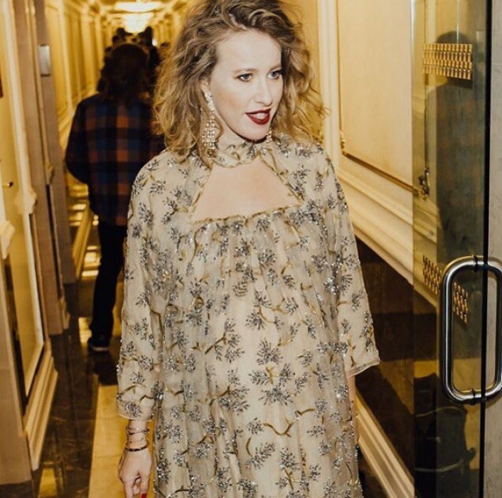 За месяц до родов Ксения и не думала менять привычный график, например, вела концерт, посвященный двадцатилетию телеканала "МУЗ-ТВ"