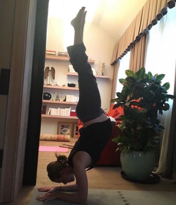 Ради фана Ксения выложила аналогичное фото на поздних сроках