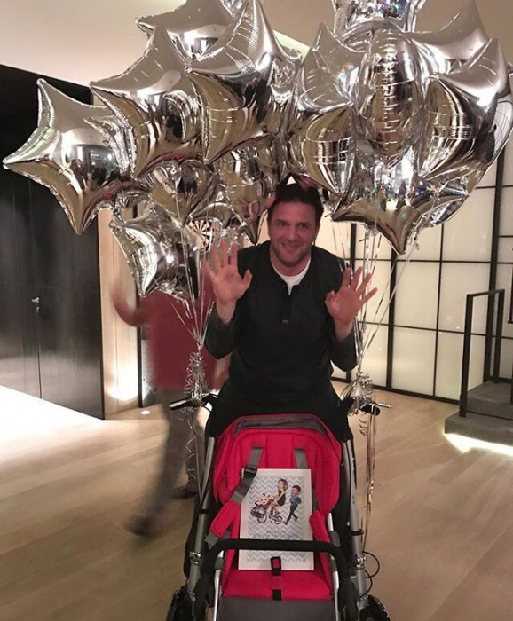 Максим Виторган с подаренной друзьями семьи коляской