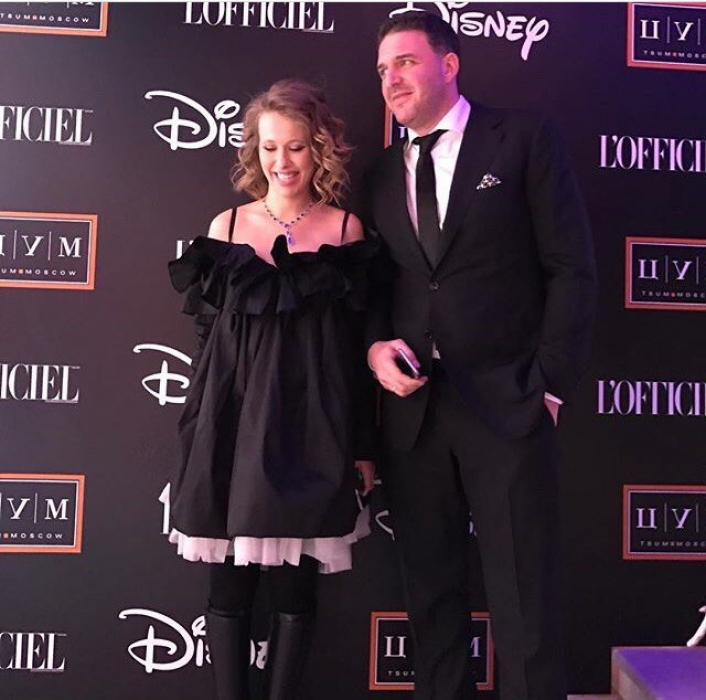 Через неделю с небольшим после родов Ксения с мужем впервые вышли в свет – на благотворительный вечер компании Disney, журнала L'Official и ЦУМа