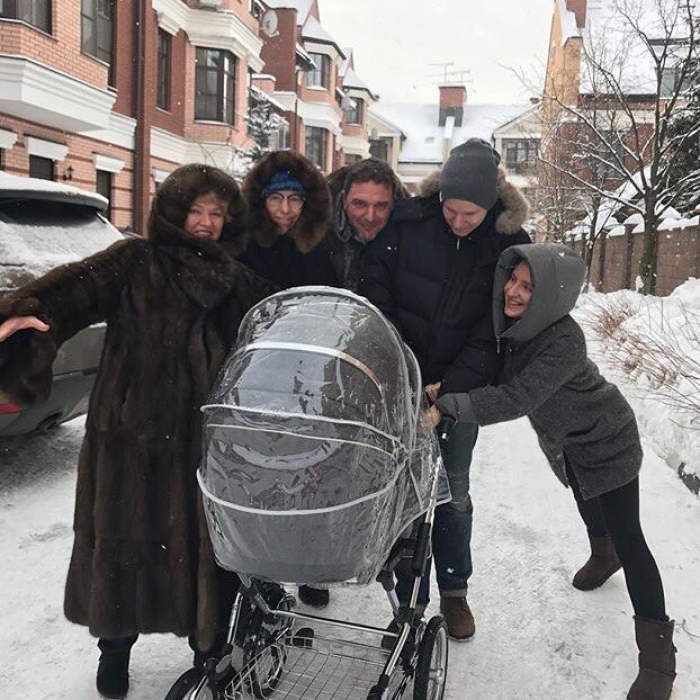 Первая прогулка новорожденного малыша в коляске Silver Cross