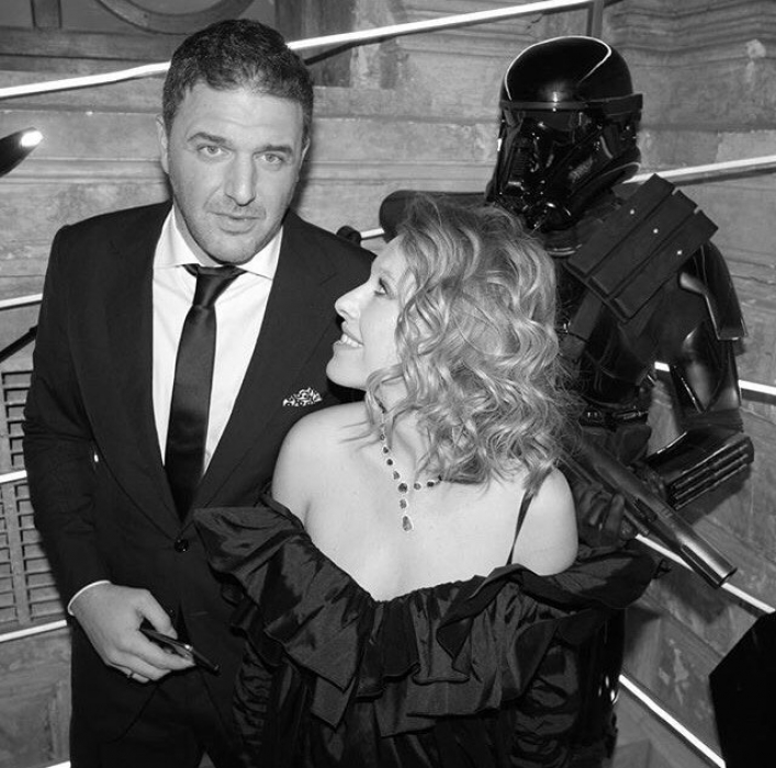 Через неделю с небольшим после родов Ксения с мужем впервые вышли в свет – на благотворительный вечер компании Disney, журнала L'Official и ЦУМа