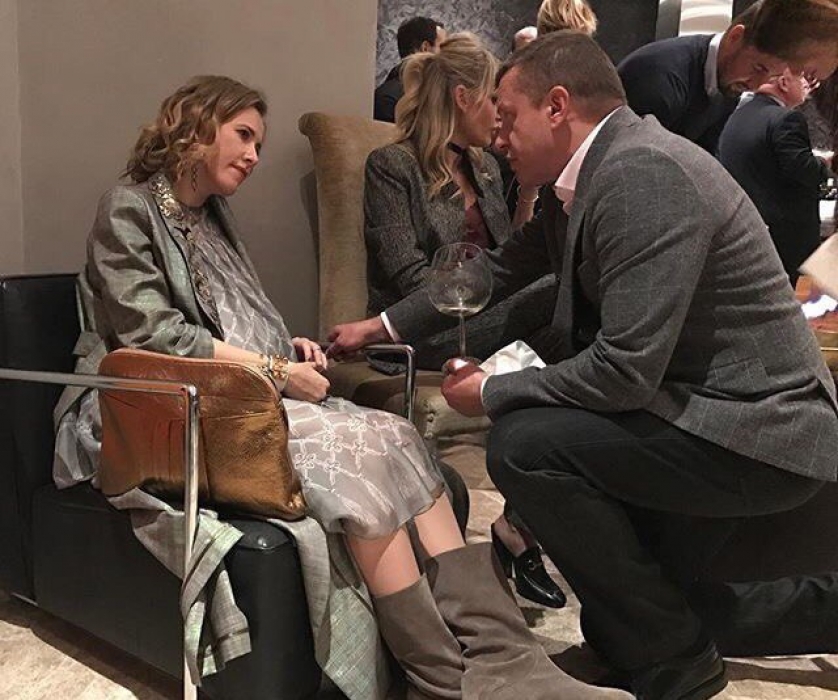 Впрочем, она признавалась и в собственной слабости, позволяя мужчинам, в частности Леониду Парфенову, вставать перед ней на колени