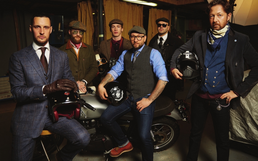 Слева направо: Дмитрий Парфенов, владелец магазина Pride.Bike. Костюм Suit Supply, рубашка Van Laack, галстук Ermenegildo Zegna, ботинки Wolverine