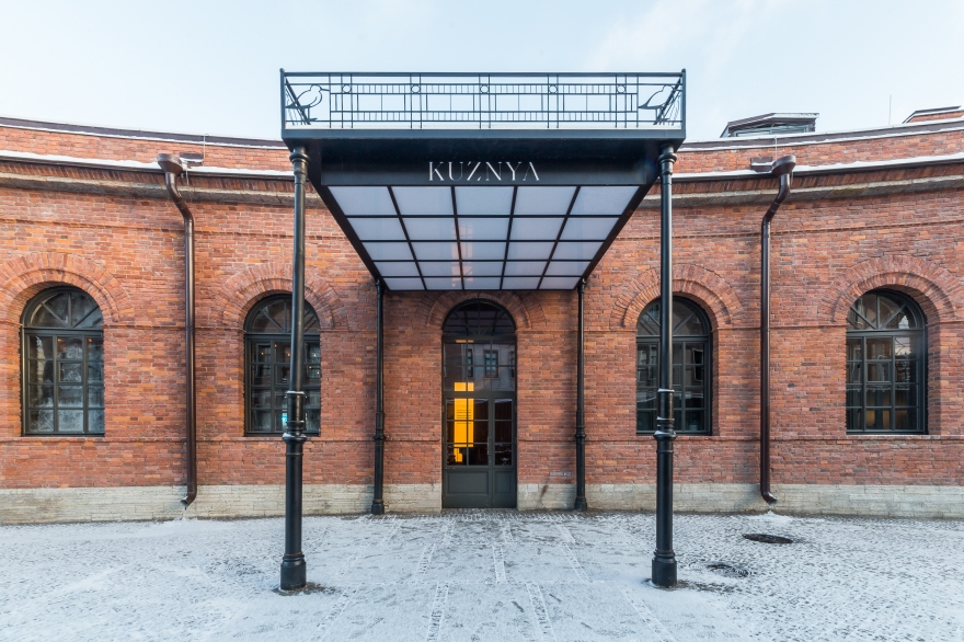 Вход в здание Кузни / Фотограф Алексей Боголепов, декабрь 2016