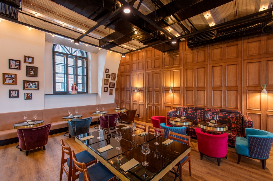 Обеденный зал Ballroom клуба-ресторана Kuznya House / Фотограф Юрий Молодковец, декабрь 2016