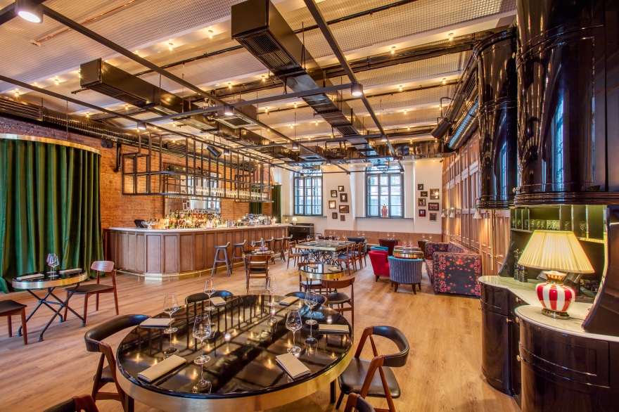 Обеденный зал Ballroom клуба-ресторана Kuznya House / Фотограф Юрий Молодковец, декабрь 2016