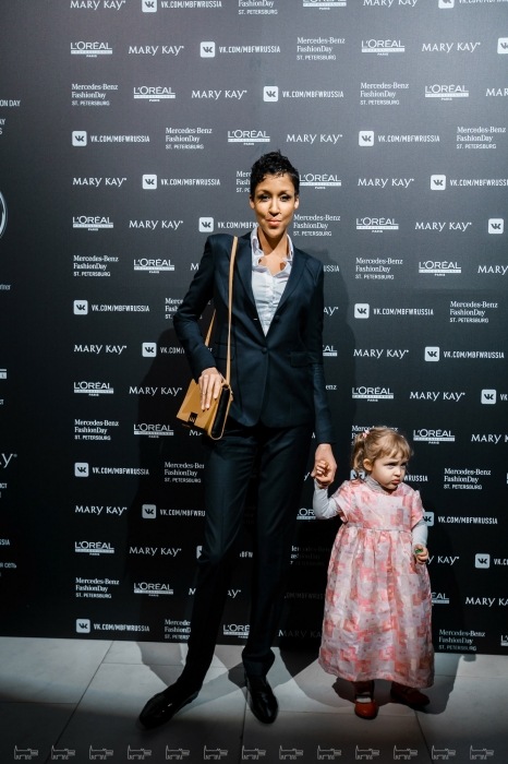 Певица Эми Питерс с дочерью Сашей