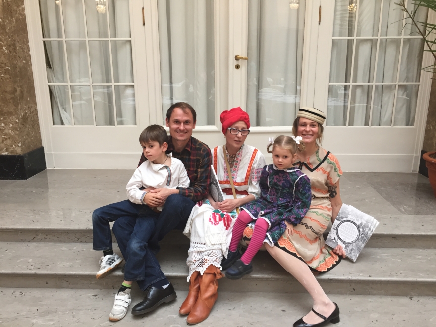 Основатель винтажного магазина Off Алексей Ешин с сыном Михаилом, Алла Ешина и Екатерина Нехорошева с дочерью Василисой