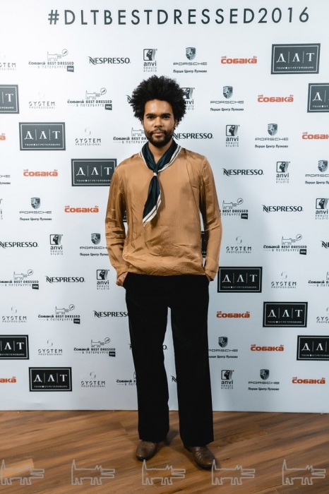 Ален Энумба в топе H&M x Maison Martin Margiela, брюках Our Legacy и казаках Gianni Barbato