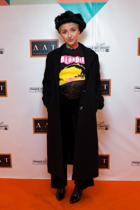 Джейн Сытенко в пальто & Other Stories, футболке из Castle Rock и в чокере Анны Ливенцовой