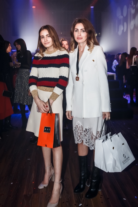Майя (в Gucci — ДЛТ) и Анна Семак (в комбинации Givenchy и жакете Roberto Cavalli — всё ДЛТ). Прически — System Professional Wella.